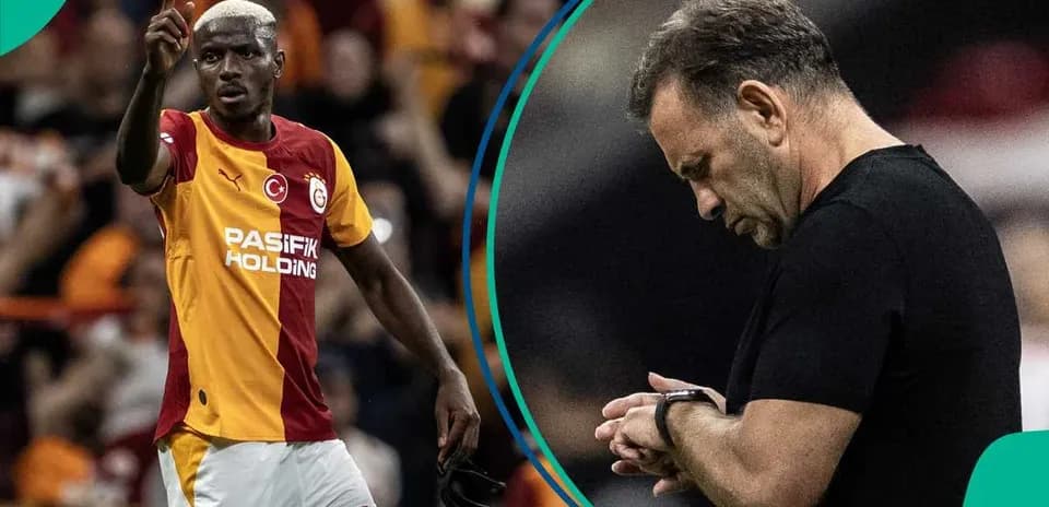 Jugador de Galatasaray señalando, entrenador mirando reloj