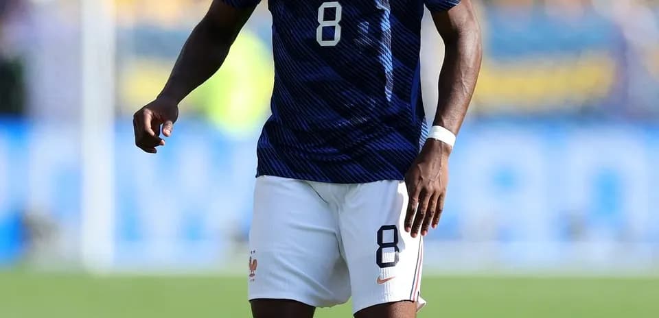 Jugador de Francia con balón en el campo de fútbol