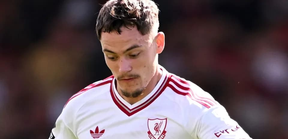 Jugador de Liverpool con camiseta blanca durante el partido