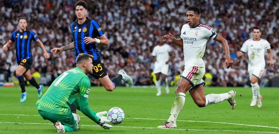 Jugador de Real Madrid corriendo hacia la portería