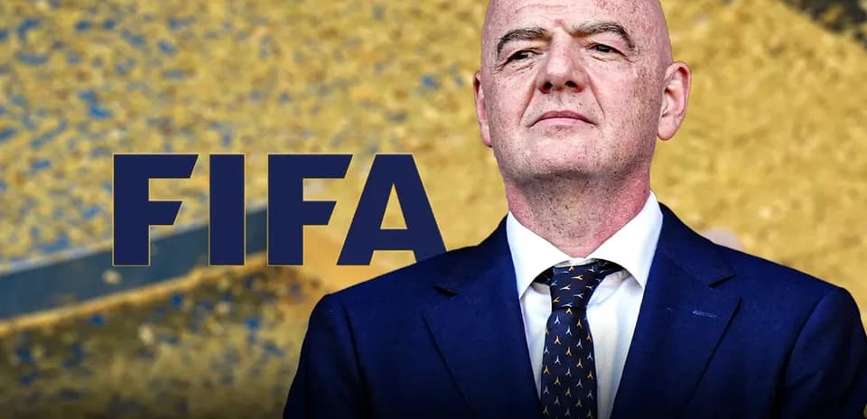 Gianni Infantino con logo de FIFA de fondo