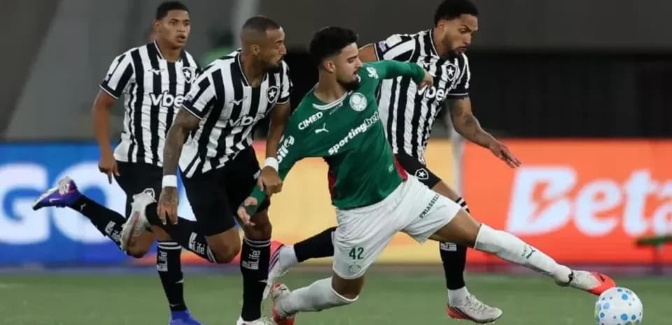 Jugadores de Botafogo y Palmeiras en acción