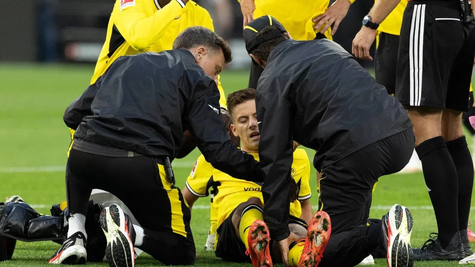 Jugador de Borussia Dortmund siendo atendido por médicos