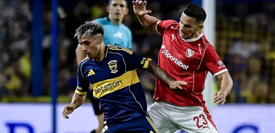 Jugadores de Independiente y Boca Juniors en acción