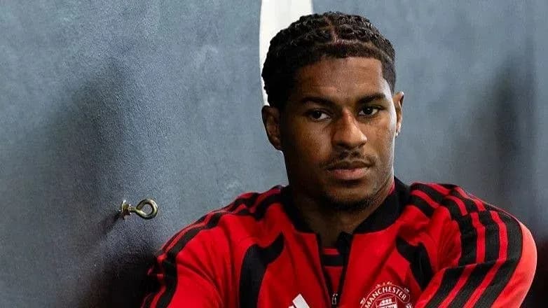 Jugador sentado con camiseta de Manchester United