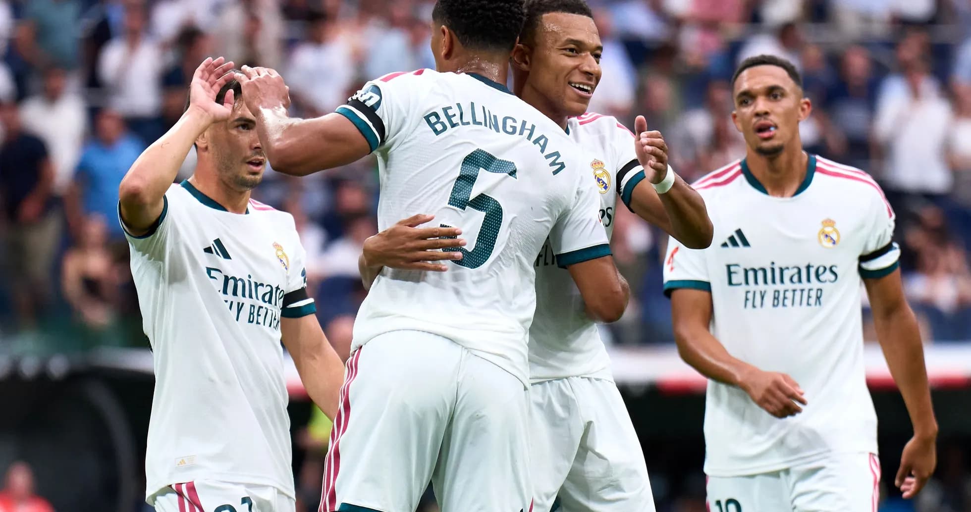 Jugadores del Real Madrid celebrando un gol juntos