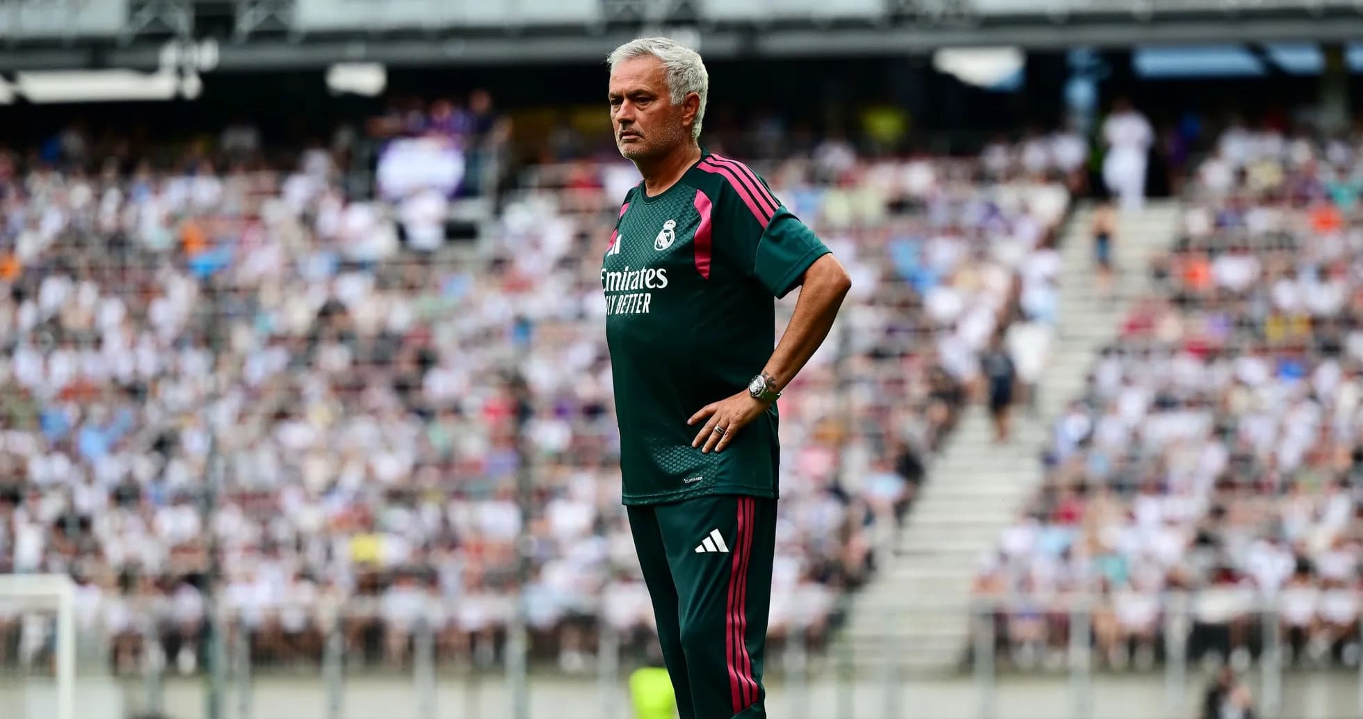 Entrenador observando el partido desde la línea lateral
