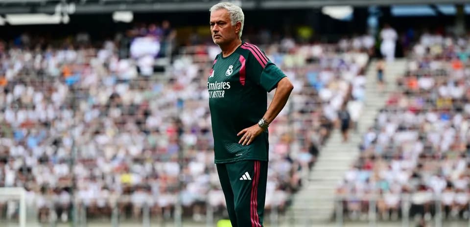 Entrenador observando el partido desde la línea lateral