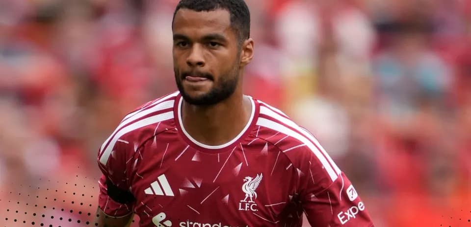 Jugador de Liverpool en uniforme rojo durante el partido