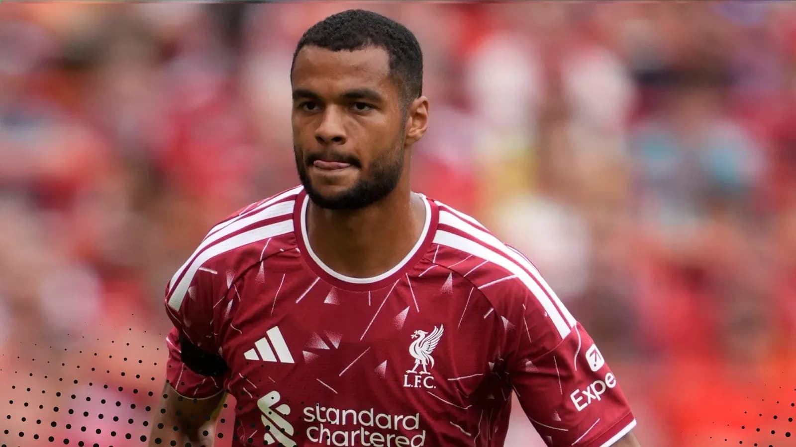Jugador de Liverpool en uniforme rojo durante el partido