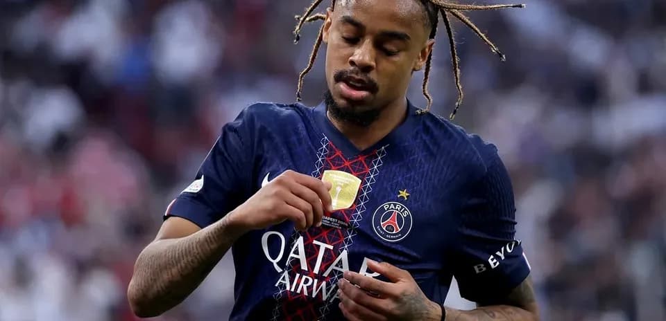 Jugador de PSG mirando su medalla de campeón