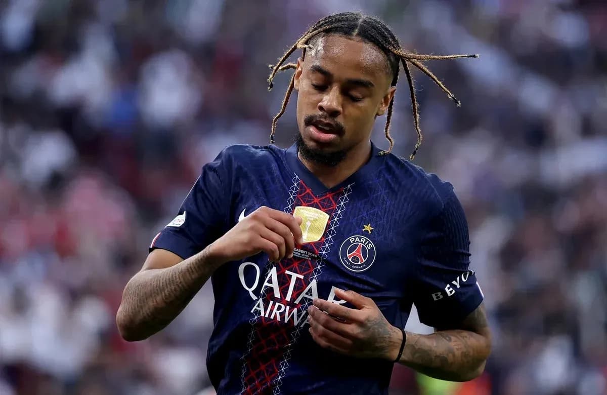 Jugador de PSG mirando su medalla de campeón