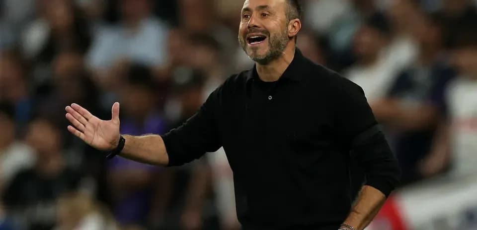 Entrenador dirigiendo a su equipo desde la línea