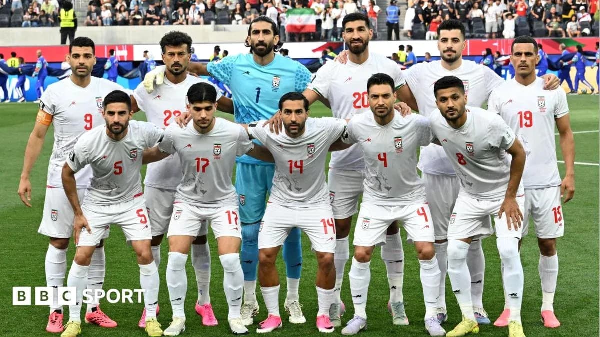 Equipo de fútbol de Irán posando antes del partido