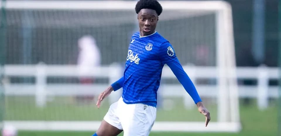 Jugador de Everton en acción durante entrenamiento