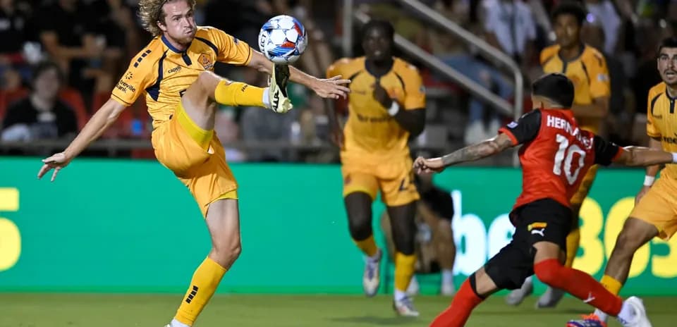 Jugador pateando el balón en partido de fútbol