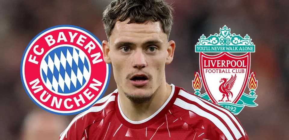 Jugador con camisetas de FC Bayern y Liverpool