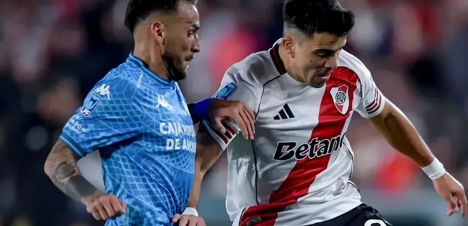 Jugadores de Atlético Tucumán y River Plate en acción