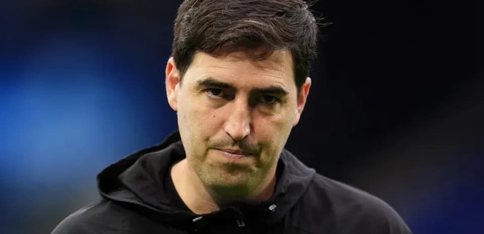 Entrenador con expresión seria en el campo
