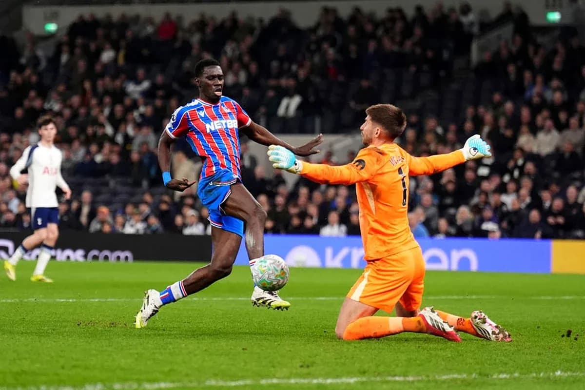 Jugador de Crystal Palace ante el portero
