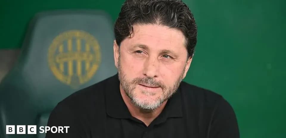 Entrenador en conferencia de prensa en el banquillo
