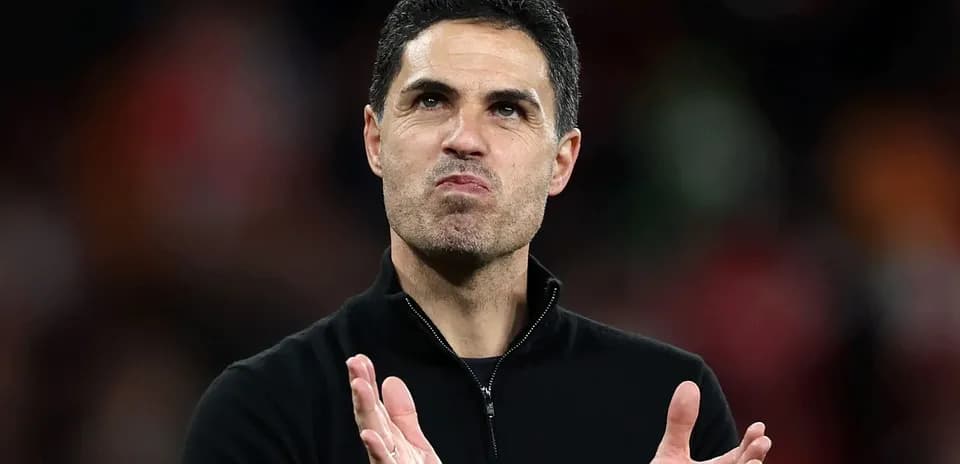 Entrenador aplaudiendo en el campo tras el partido