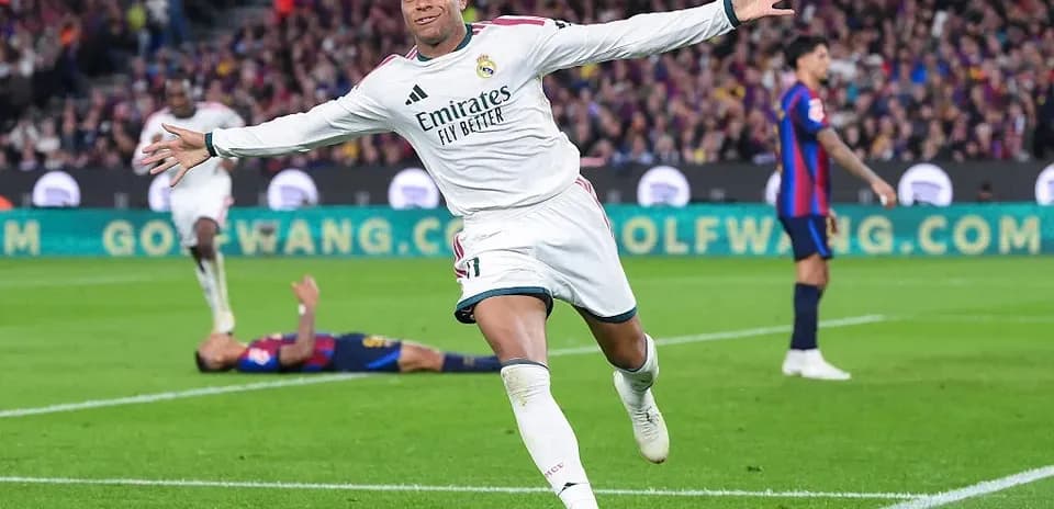 Jugador de Real Madrid celebrando un gol en el Camp Nou