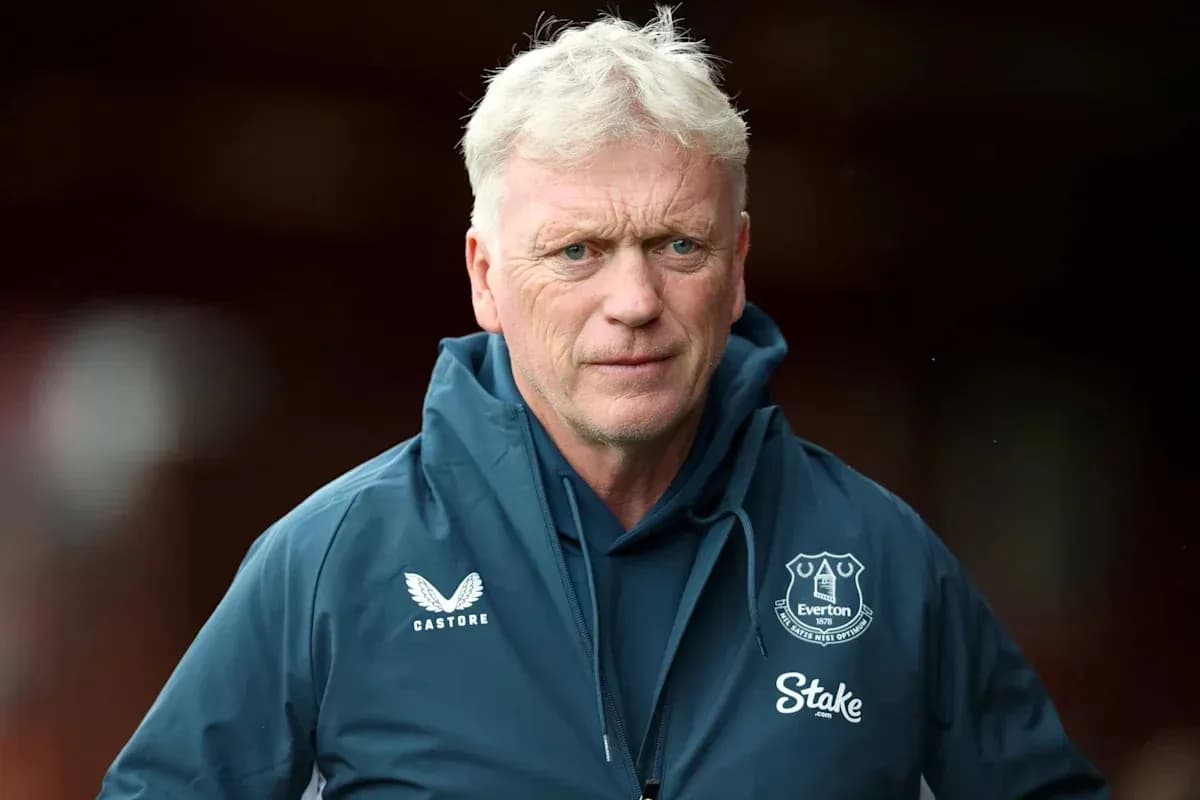 Entrenador de Everton en campo antes del partido
