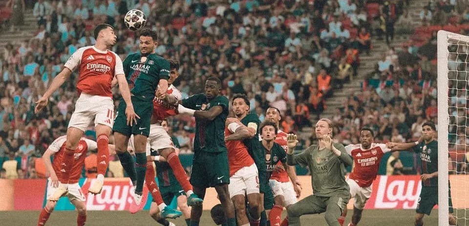 Jugadores disputando un balón en el área de gol