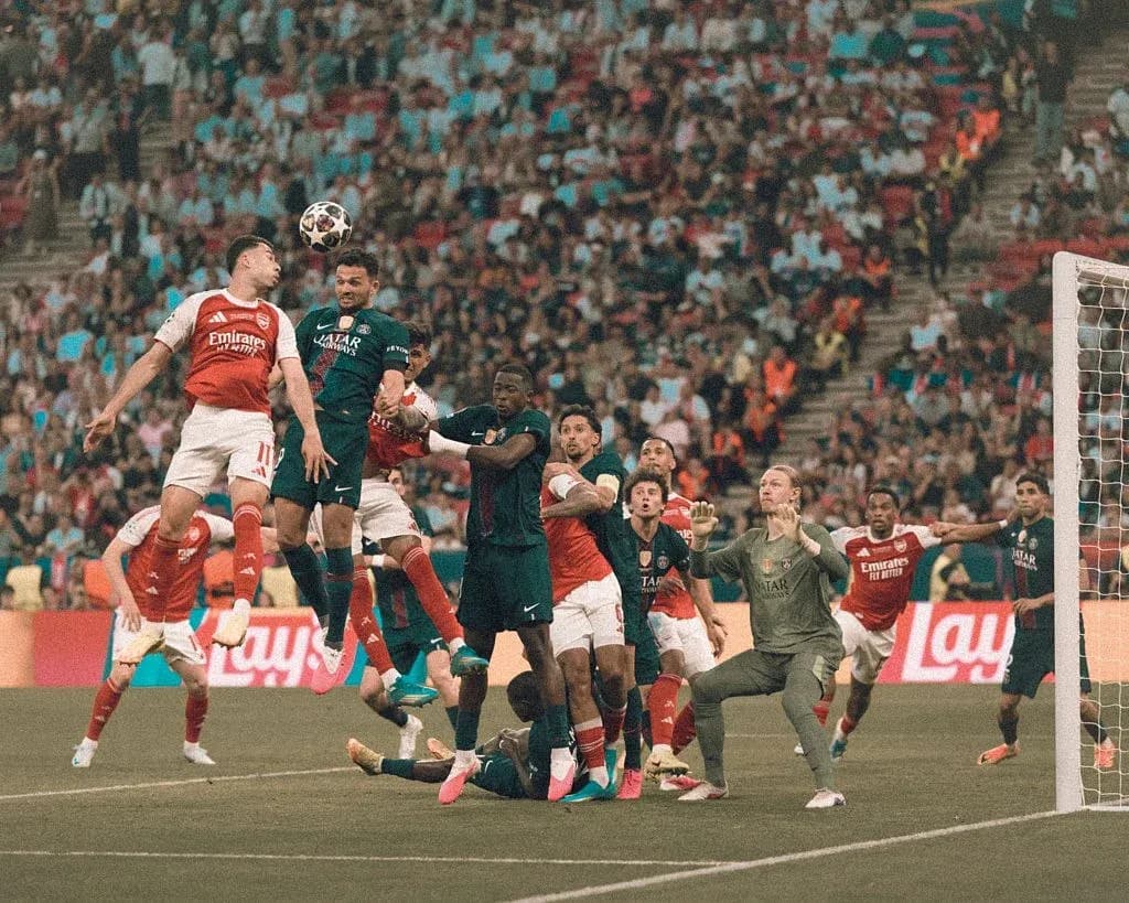 Jugadores disputando un balón en el área de gol