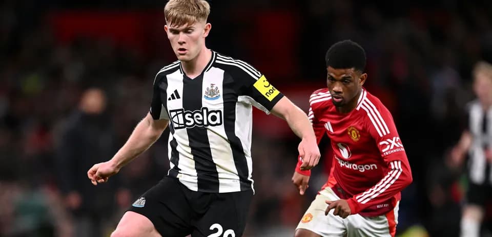Jugadores de Newcastle y Manchester United compitiendo por el balón
