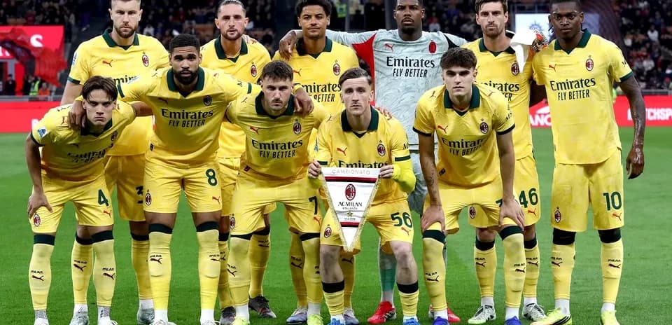 Equipo de AC Milan posando en el campo