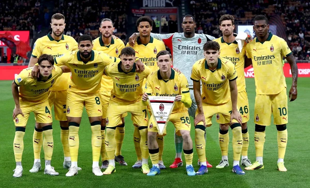 Equipo de AC Milan posando en el campo