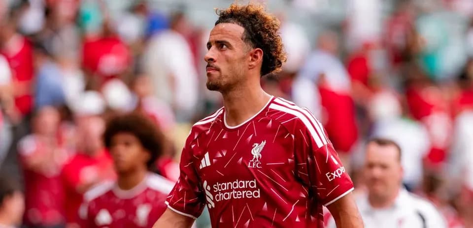 Jugador de Liverpool caminando entre aficionados en el estadio