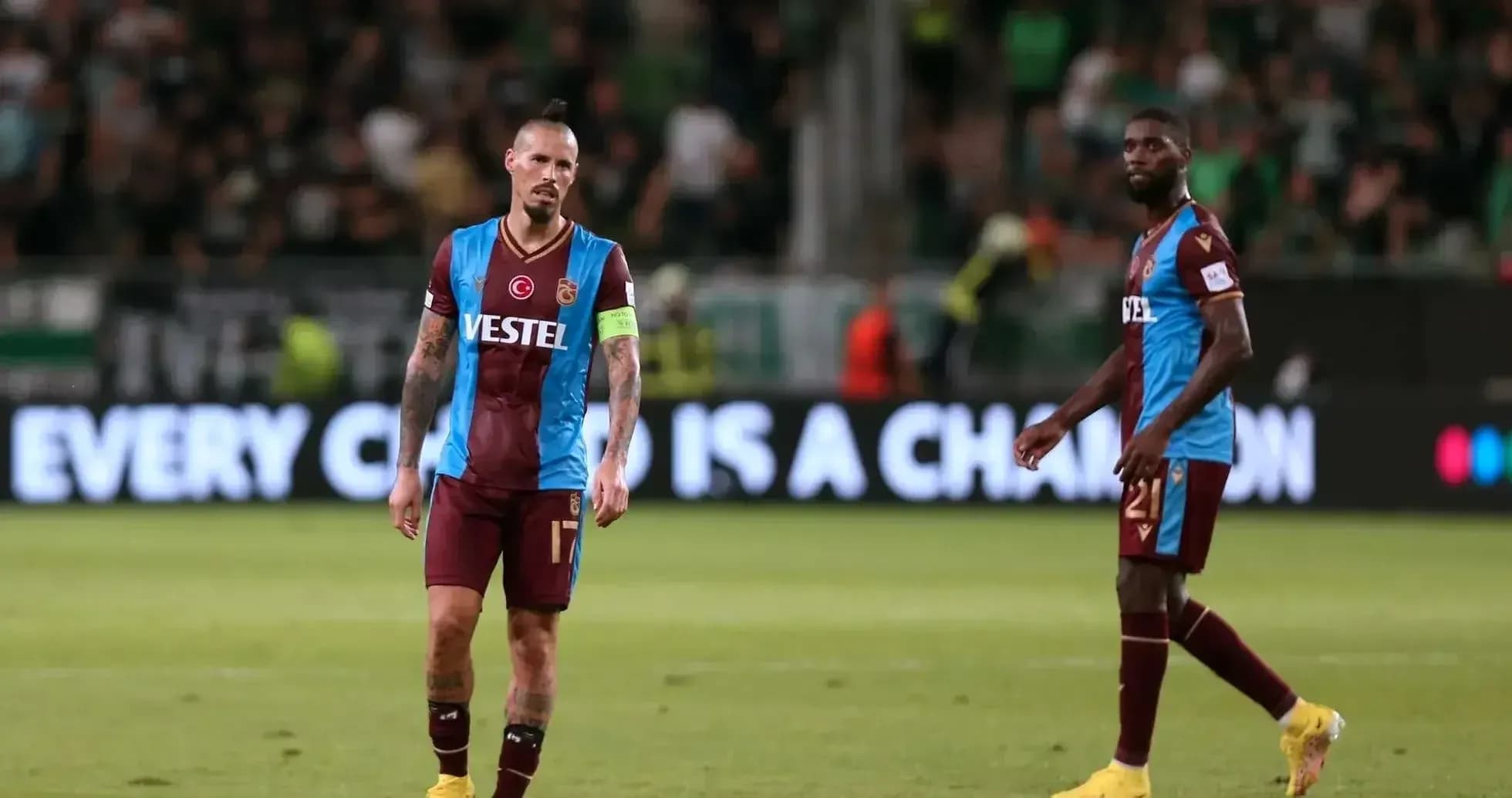 Jugadores de Trabzonspor en el campo durante el partido