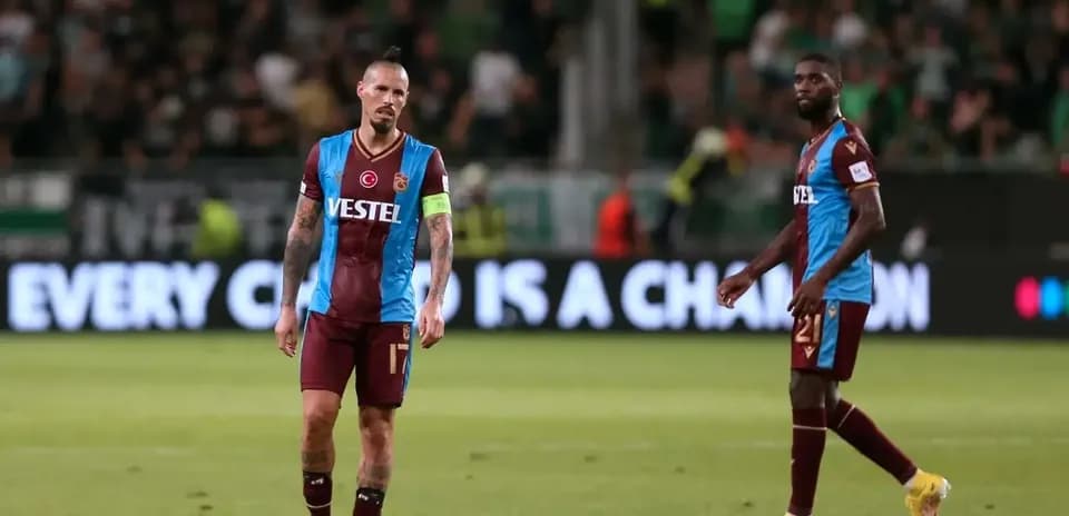 Jugadores de Trabzonspor en el campo durante el partido