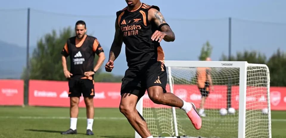Jugador entrenando con balón en el campo de fútbol