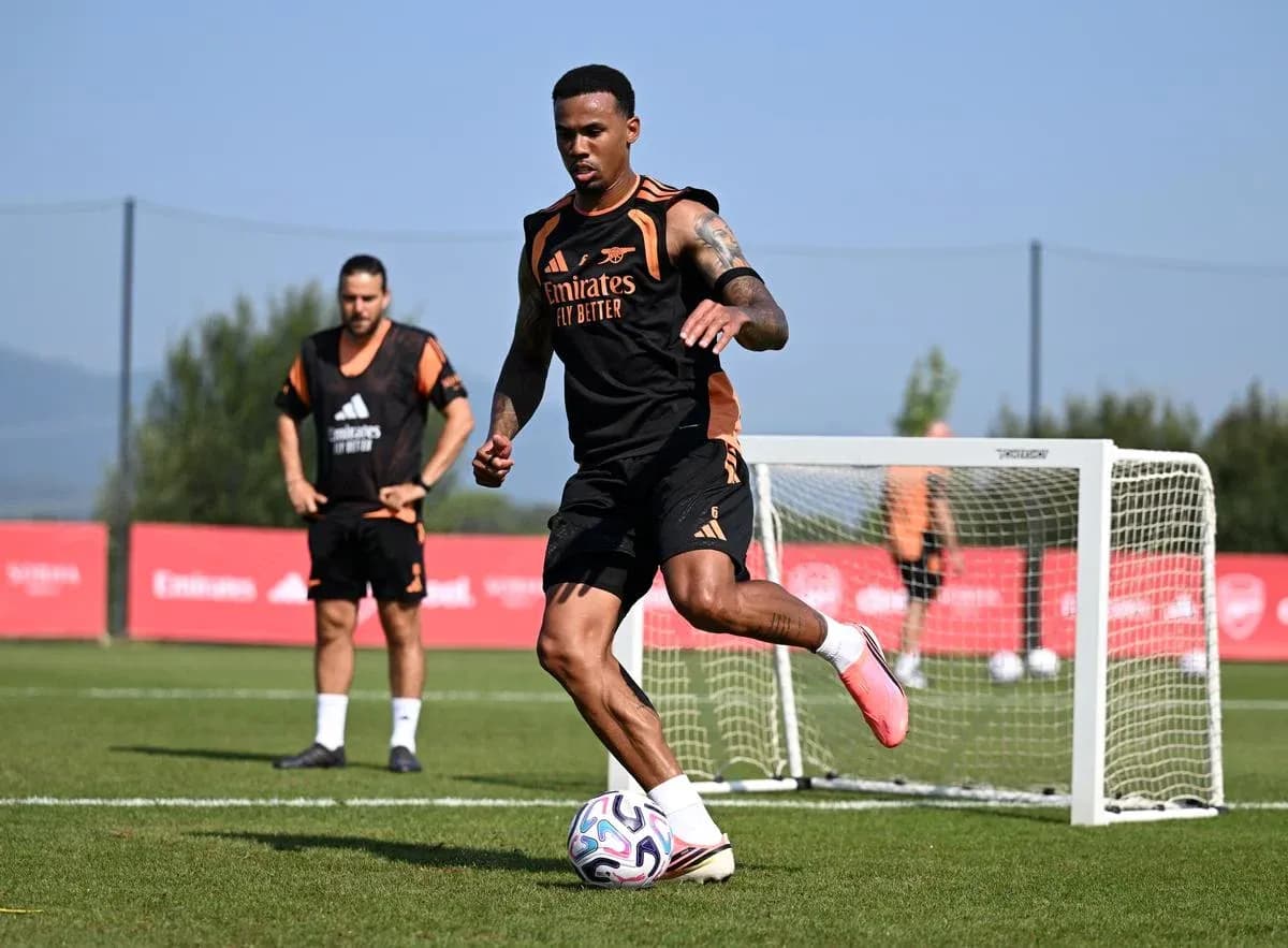 Jugador entrenando con balón en el campo de fútbol