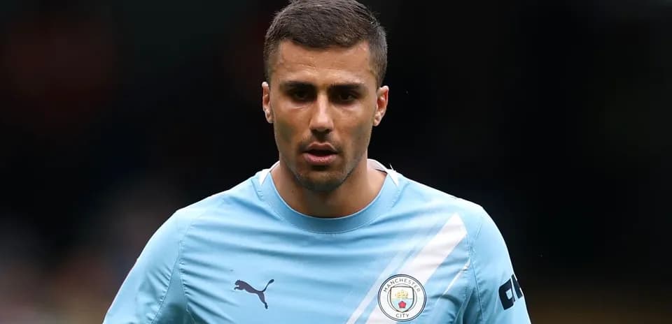 Jugador de Manchester City en uniforme durante partido