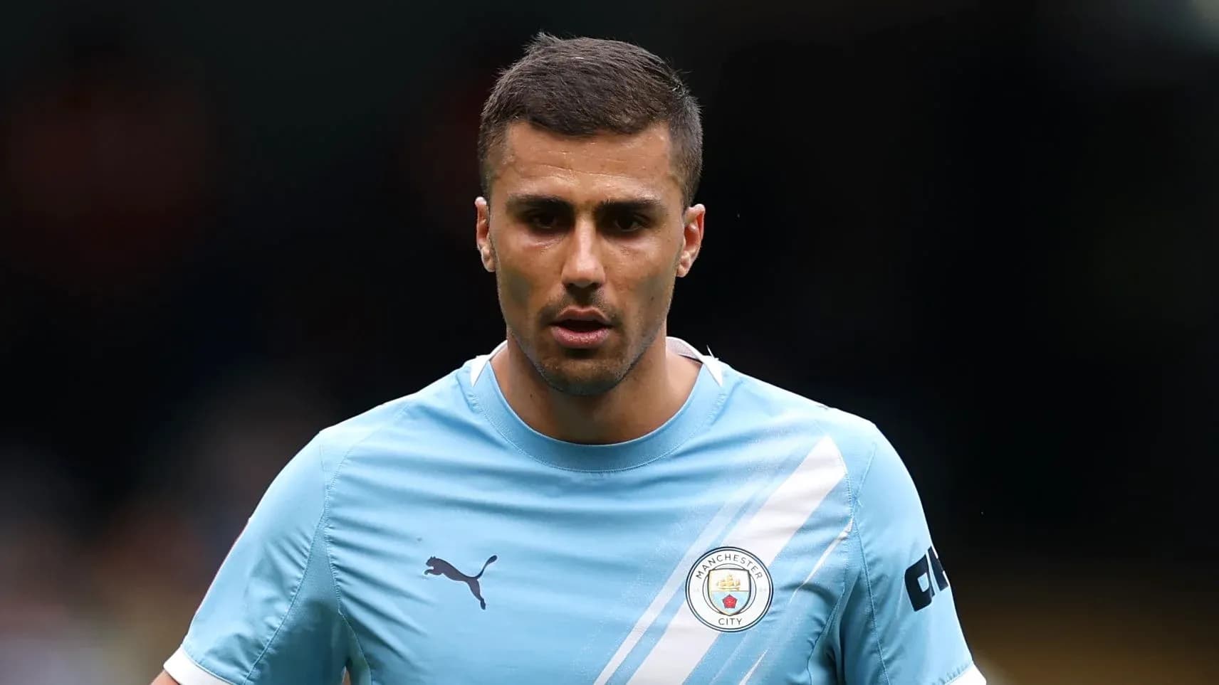 Jugador de Manchester City en uniforme durante partido