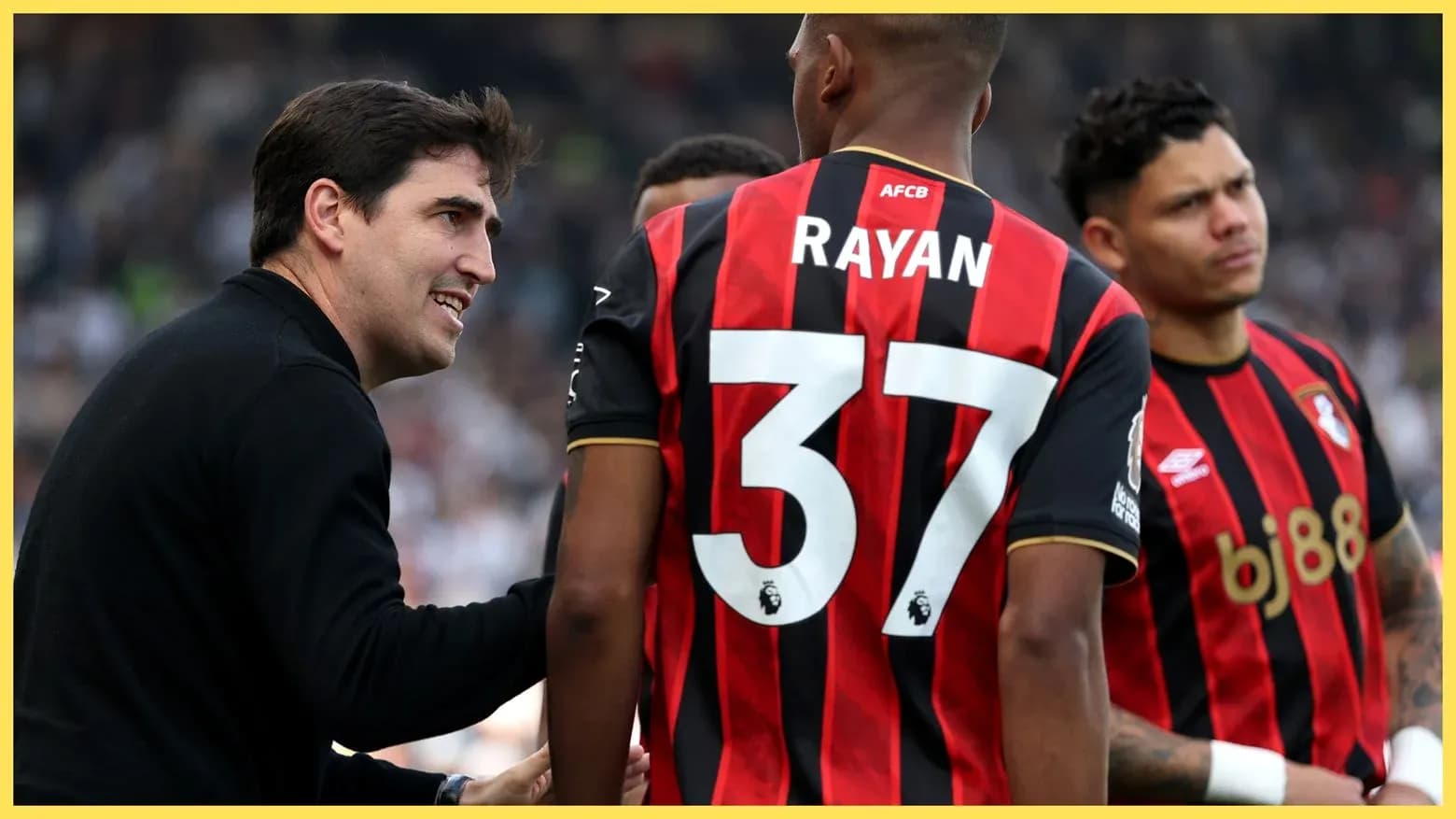 Entrenador conversando con jugadores de AFC Bournemouth