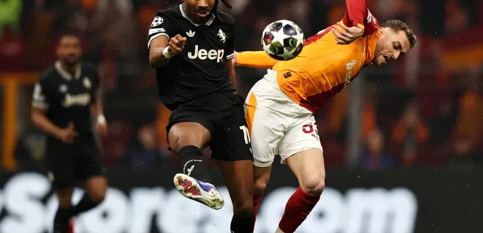 Jugador de Galatasaray despejando balón de un rival
