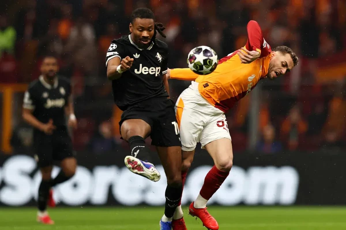 Jugador de Galatasaray despejando balón de un rival