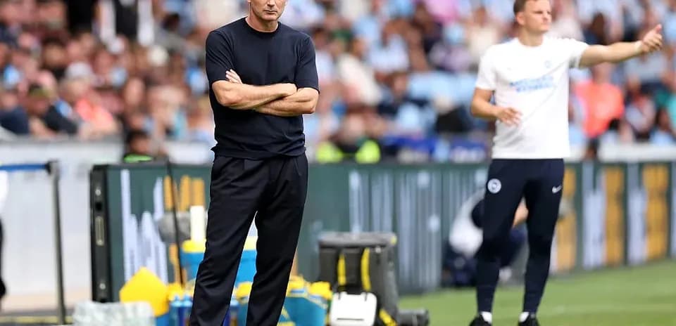Entrenador y asistente en la línea de banda