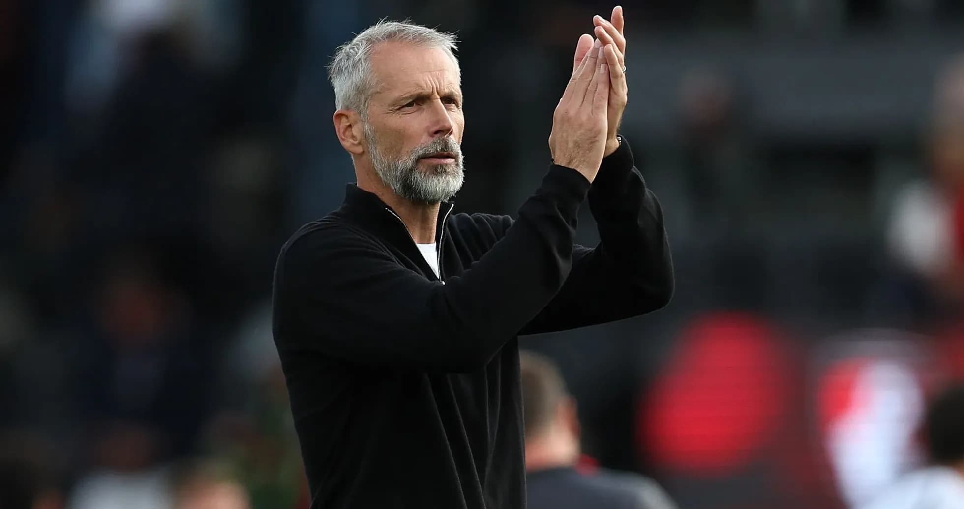 Entrenador aplaudiendo a los jugadores tras el partido