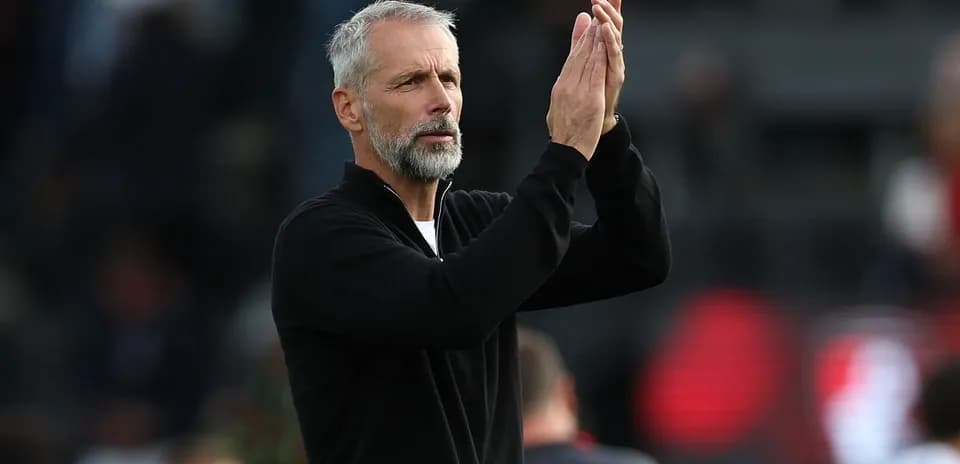 Entrenador aplaudiendo a los jugadores tras el partido