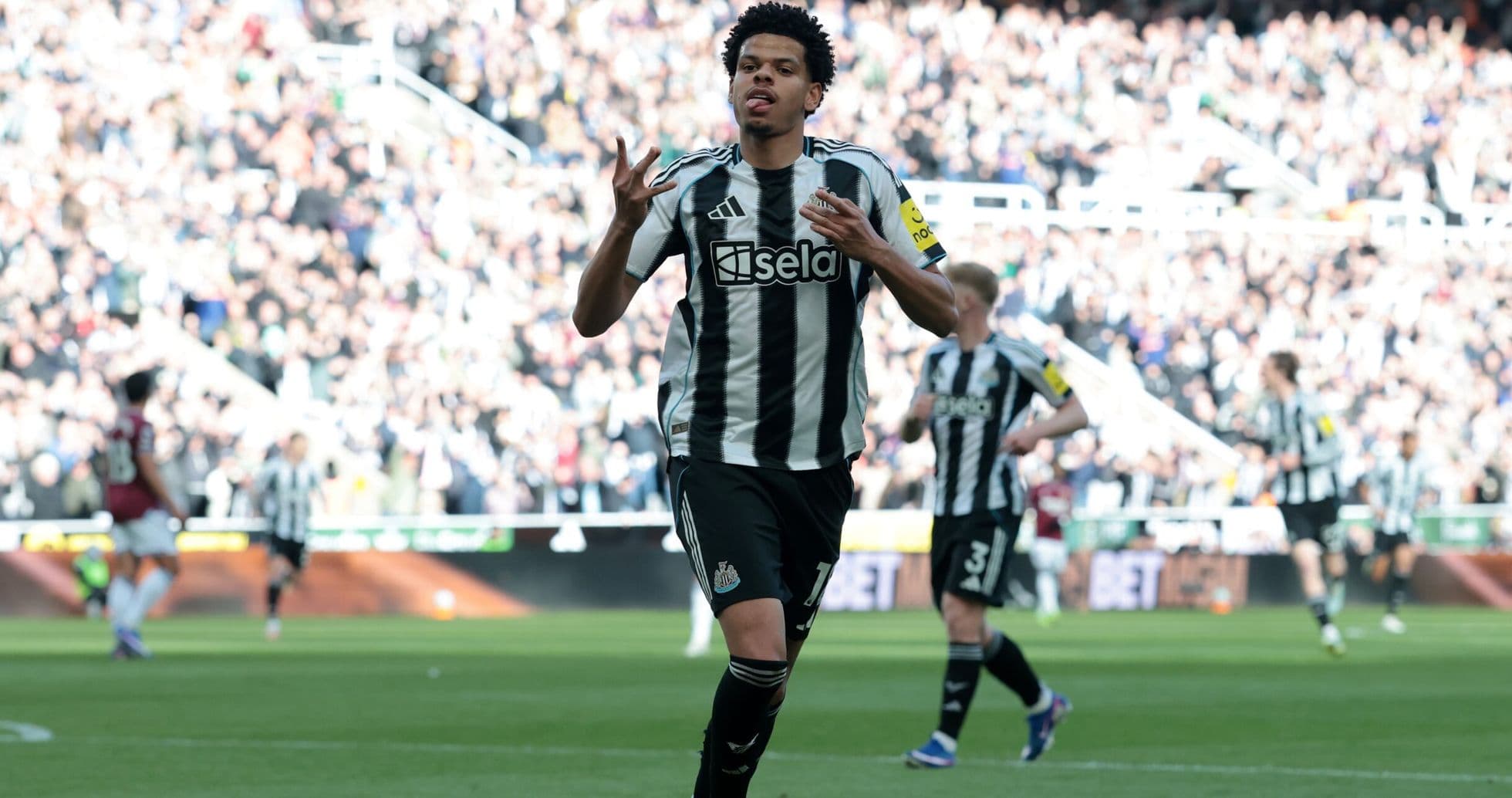 Jugador de Newcastle celebra un gol en el partido