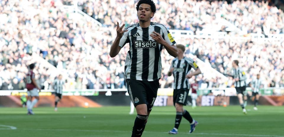 Jugador de Newcastle celebra un gol en el partido