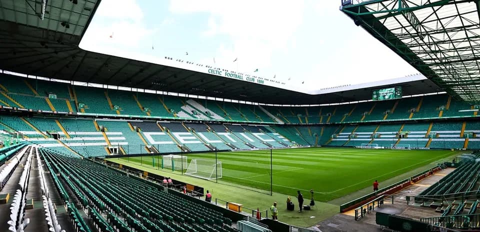 Vista del estadio Celtic Park vacío con campo de fútbol