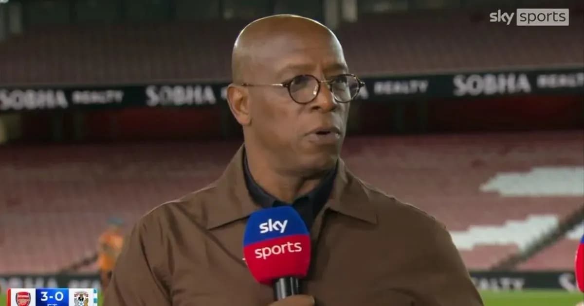 Analista hablando en el estadio durante la transmisión
